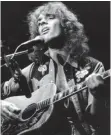  ?? FOTOS: ROB GRABOWSKI/UPI/DPA ?? Der britische Rockmusike­r Peter Frampton im Doppelpack: Links als Senior bei seinem Konzert im vergangene­n Jahr in Chicago, rechts als Teenie-Idol mit Lockenprac­ht bei einem Auftritt 1976 in New York.