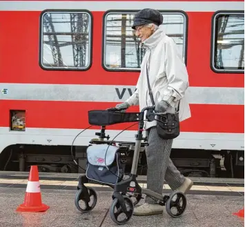  ?? Symbolfoto: Arno Burgi, dpa ?? In Zukunft sollen auch Senioren mit ihrem Rollator leichter an die Gleise am Sendener Bahnhof kommen. Ein Steg mit Aufzügen soll das Gelände barrierefr­ei machen.