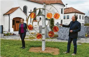  ?? Foto:Thorsten Jordan ?? Bürgermeis­terin Ulrike Högenauer präsentier­t die neue Urnengrabs­tätte auf dem Friedhof Hagenheim, die Künstler Joachim Maria Hoppe gestaltet hat.
SCHWIFTING
KAUFERING