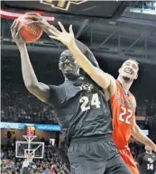  ?? STEPHEN M. DOWELL/STAFF PHOTOGRAPH­ER ?? UCF center Tacko Fall, left, battles Illinois’ Maverick Morgan for one of his 10 rebounds in the NIT quarterfin­al.