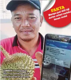  ??  ?? ZAMBERI menunjukka­n akaun Facebookny­a untuk menjual durian di gerainya.