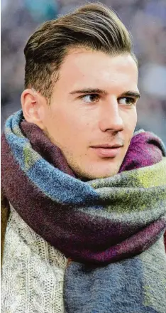  ?? Foto: Witters ?? Wegen einer Verletzung war Leon Goretzka zuletzt meist ohne Trikot zu sehen. Ab Sommer wird er die Arbeitskle­idung des FC Bayern tragen.