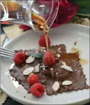  ?? PHOTO COURTESY OF JAVIERA MONTOYA, WWW.VITUPERIO.COM ?? Who can resist chocolate dessert ravioli with raspberry sauce?