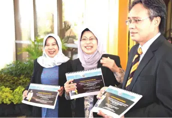  ?? ?? Fatimah (centre) in a photo call with her deputy ministers Mohamad Razi Sitam and Datuk Rosey Yunus prior to the start of yesterday’s sitting.