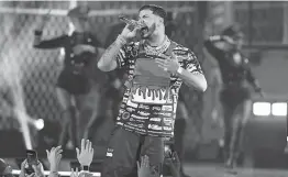  ?? Jason Koerner / Getty Images ?? El músico puertorriq­ueño de trap y reggaetón Anuel AA canta en los Premios Juventud, en foto de archivo.