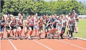  ?? FOTO: J: CZIOMMER ?? Wuselig: Start über 800 Meter der U12. Die Gewinner des Halbmarath­ons: Nikki Johnstone und Katrin Schusters freuen sich über Geschenke.