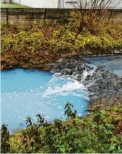  ?? Fotos: Feuerwehr Schwabmünc­hen ?? Von der Brücke an der Giromagnys­traße bis zum Tennisspor­tgelände an der Riedstraße in Schwabmünc­hen war kürzlich das Wasser des Feldgießgr­abens stark bläulich ge‰ färbt.