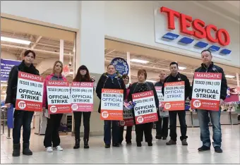  ?? Photo By Domnick Walsh ?? Tesco staff on the picket line at Manor Shopping Centre in Tralee . Some of the staff have been working for Tesco for over 20 years . They replicated the scene at eight Tesco stores nationwide as members of the Mandate trade union commenced an...