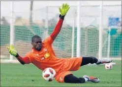  ??  ?? CHIPRE. Francis entrenando con el Anorthosis chipriota.