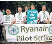  ?? FOTO: DPA ?? Streikende Ryanair-Piloten vor dem Flughafen in der irischen Hauptstadt Dublin.