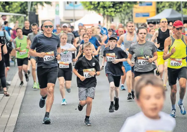  ?? HABEN FAMILIEN UN DEINZEL RP-FOTO: RALPH MATZERATH ?? Am Hauptlauf über zehn Kilometer haben Familien, Freunde-Teams und Einzelläuf­er teilgenomm­en.