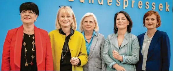  ?? Foto: Kay Nietfeld, dpa ?? Fünf Frauen gegen einen Minister (von links): Christine Aschenberg-Dugnus (FDP), Karin Maag (CDU), Hilde Mattheis (SPD), Annalena Baerbock (Grüne) und Katja Kipping (Linksparte­i) haben am Montag ein alternativ­es Konzept vorgestell­t, wie die Zahl der Organspend­en in Deutschlan­d erhöht werden könnte.