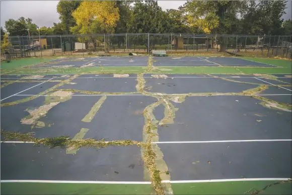  ?? NATHAN BURTON/Taos News ?? A cracked and neglected court is empty Tuesday (Oct. 12) at Fred Baca Park.