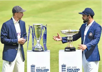  ?? — AP ?? England captain Joe Root (left) and his India counterpar­t Virat Kohli meet with the trophies ahead of the first Test in Nottingham.