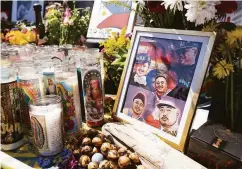  ?? ?? A makeshift memorial stands as the backdrop of a news conference a week after Anabo’s killing outside his Fruitvale district restaurant.