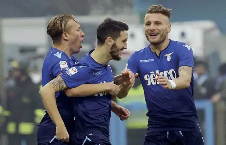  ??  ?? Super trio Da sinistra il brasiliano Lucas Leiva, lo spagnolo Luis Alberto e il bomber Ciro Immobile