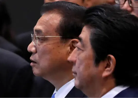  ?? (Reuters) ?? Chinese premier Li Keqiang (left) met Japan’s leader Shinzo Abe