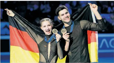  ?? FOTO: CHIN/IMAGO IMAGES ?? Minerva-Fabienne Hase und Nikita Volodin bejubeln den Gewinn der WM-Bronzemeda­ille.