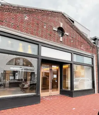  ?? Hearst Connecticu­t Media file photo ?? Peloton has closed its store at 58 Main St. in downtown Westport. The store opened in 2018.