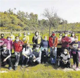  ??  ?? Participan­tes en la ruta en el `Bosque de los Engendros'. EL PERIÓDICO