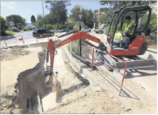  ?? (Photos Frank Muller) ?? Hier après-midi, en ville, les employés d’Enedis s’efforçaien­t toujours de régler les derniers problèmes pouvant encore perturber le réseau électrique.