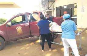  ??  ?? La mujer llegó al centro asistencia­l en una camioneta porque el local sanitario de la zona no cuenta con ambulancia.