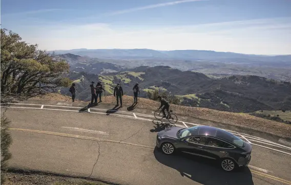  ?? Stephen Lam / The Chronicle ?? A bicyclist climbs on Summit Road toward the top of Mount Diablo. Cyclists have been injured and sometimes killed in the past by motorists on roadways there.