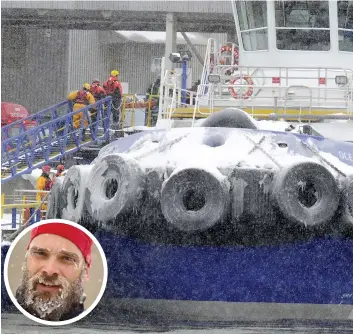  ??  ?? Une embarcatio­n a chaviré sur le fleuve avec cinq passagers à son bord mardi, faisant un mort. La victime, Daniel Malenfant (en médaillon), était un canotier expériment­é. PHOTOS STEVENS LEBLANC ET COURTOISIE