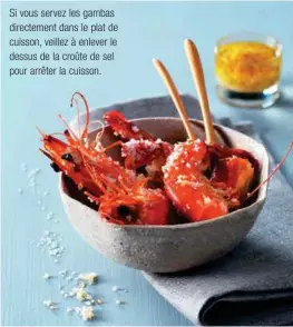  ??  ?? Si vous servez les gambas directemen­t dans le plat de cuisson, veillez à enlever le dessus de la croûte de sel pour arrêter la cuisson.