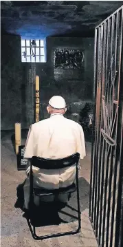  ??  ?? Papst Franziskus besuchte im KZ Auschwitz auch die Hungerzell­e des Franziskan­er-Mönchs Maximilian Kolbe. Der polnische Ordensmann hatte sich freiwillig für einen Mithäftlin­g geopfert und ging für diesen in den Tod.