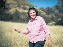  ?? FILE: SARAH REINGEWIRT­Z — STAFF PHOTOGRAPH­ER ?? Ann Croissant, founder and president of Glendora Community Conservanc­y, shows the Brodiaea filifolia superbloom in the Glendora hills on May 4, 2017. Croissant, an environmen­tal activist, educator and preservati­onist, died June 26from complicati­ons of lung cancer. She was 81.