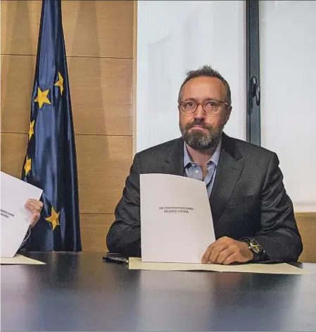  ?? DANI DUCH ?? Gestos mesurats. Els portaveus parlamenta­ris Rafael Hernando, pel PP, i Juan Carlos Girauta, per C’s, van firmar
l’acord d’investidur­a