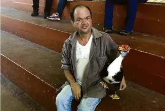  ??  ?? Antônio Aparecido de Oliveira segura o pato de estimação Doralice