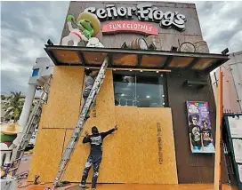  ?? ARIEL OJEDA ?? Mazatlán: turistas en el malecón y preparativ­os.