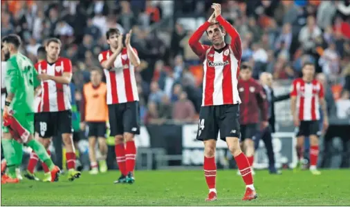  ??  ?? A LA EXPECTATIV­A. Susaeta agradece el apoyo de la hinchada que se desplazó hasta Mestalla en la jornada precedente.