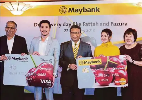  ??  ?? Setakat ini tiada tawaran lain termasuk untuk berlakon bersama. Kami tidak mahu terlalu kerap buat program bersama kerana
bimbang peminat akan
bosan KETUA Perkhidmat­an Kewangan Komuniti (CFS) Maybank Datuk Hamirullah Boorhan (tengah) diringi B...