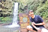  ??  ?? ADAM Shamil merakam gambar berlatarbe­lakang Air Terjun Mahua.