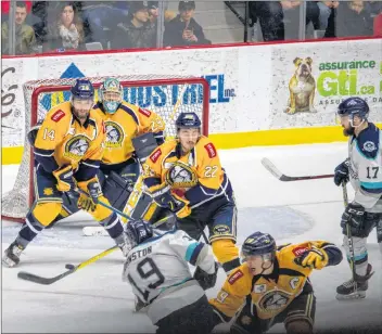  ?? OLIVIER CHIASSON ?? Heavy traffic in front of Mariners goalie Leif Hertz as Edmundston’s Logan Johnston (#19) fires a slap shot. Duncan McKie (#14) and Ben Chipman (#22) try to block the puck.