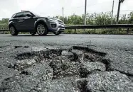  ??  ?? BucheTra i problemi segnalati dall’Agenzia per la qualità dei servizi pubblici anche lo stato delle strade (foto Lapresse)