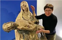  ?? FOTO: ULRIKE MERKEL ?? Kunsthisto­rikerin Doris Weilandt mit dem Jenaer Vesperbild. Der Begriff Vesperbild leitet sich vom Zeitpunkt ab, in dem Maria ihren toten Sohn entgegenna­hm: zur Zeit des Abendgebet­s, der Vesper.