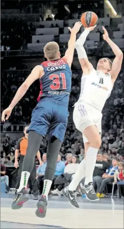  ?? ?? Rokas Giedraitis y Mario Hezonja, en el duelo de la ida en Vitoria.