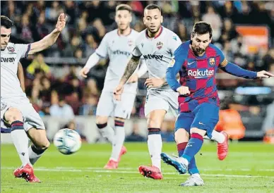  ?? ÀLEX GARCIA ?? Lionel Messi connectant una rematada durant el partit d’ahir a la nit al Camp Nou