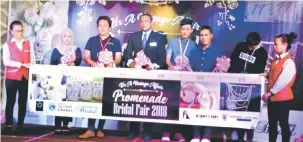  ??  ?? TERKINI: Ganapathy (tengah) bersama pengusaha pakej pengurusan perancang perkahwina­n melancarka­n Promenade Bridal Fair 2018: Launching of Promenade Wedding Package 2019 di Hotel Promenade Bintulu semalam.