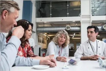  ?? FOTO: PER RASMUSSEN ?? Poul Madsen og Özlem Cekic på besøg hos ISS. Hver anden af virksomhed­ens ansatte er ikke af dansk oprindelse.