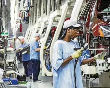  ??  ?? Arbeiter im Volkswagen-werk in Chattanoog­a, im Us-bundesstaa­t Tennessee: Hier möchte VW die Gewerkscha­ft lieber heraushalt­en. Foto: dpa Picture-alliance / Erik Schelzig