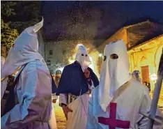  ?? Fotos: dpa ?? Prozession­en gehörten in Italien zum Osterfest. In der mittelalte­rlichen, umbrischen Stadt Gubbio sind sie besonders eindrucksv­oll.