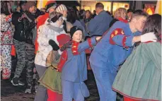  ??  ?? Auf dem Wangener Marktplatz herrschte am Samstagabe­nd beim VSAN-Landschaft­streffen ausgelasse­ne Stimmung.