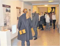  ?? FOTO: ISABEL KUBETH DE PLACIDO ?? Bei der Vernissage zur Ausstellun­g „70 Jahre Staat Israel“im ValentinHe­ider-Gymnasium sehen sich die Besucher interessie­rt die zahlreiche­n Fotos, Texttafeln und Kunstobjek­te an.