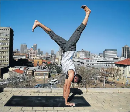  ?? Picture: ALON SKUY ?? DOWNWARD FACING BELGIAN: Yoga instructor Steven Heyman will guide people through 27 yoga poses — one for each year Madiba spent in prison — on Mandela Day tomorrow