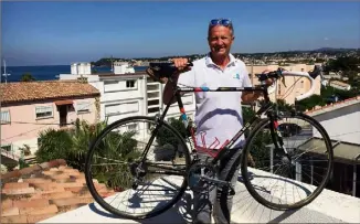  ?? (Photo Ma. D.) ?? Denis Roux chez lui, aux Lônes, avec son vélo de , l’année de son dernier Tour.